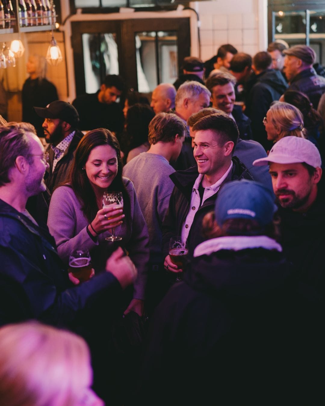 Het Amsterdamse Feest onder de Molen drukte binnen in het proeflokaal