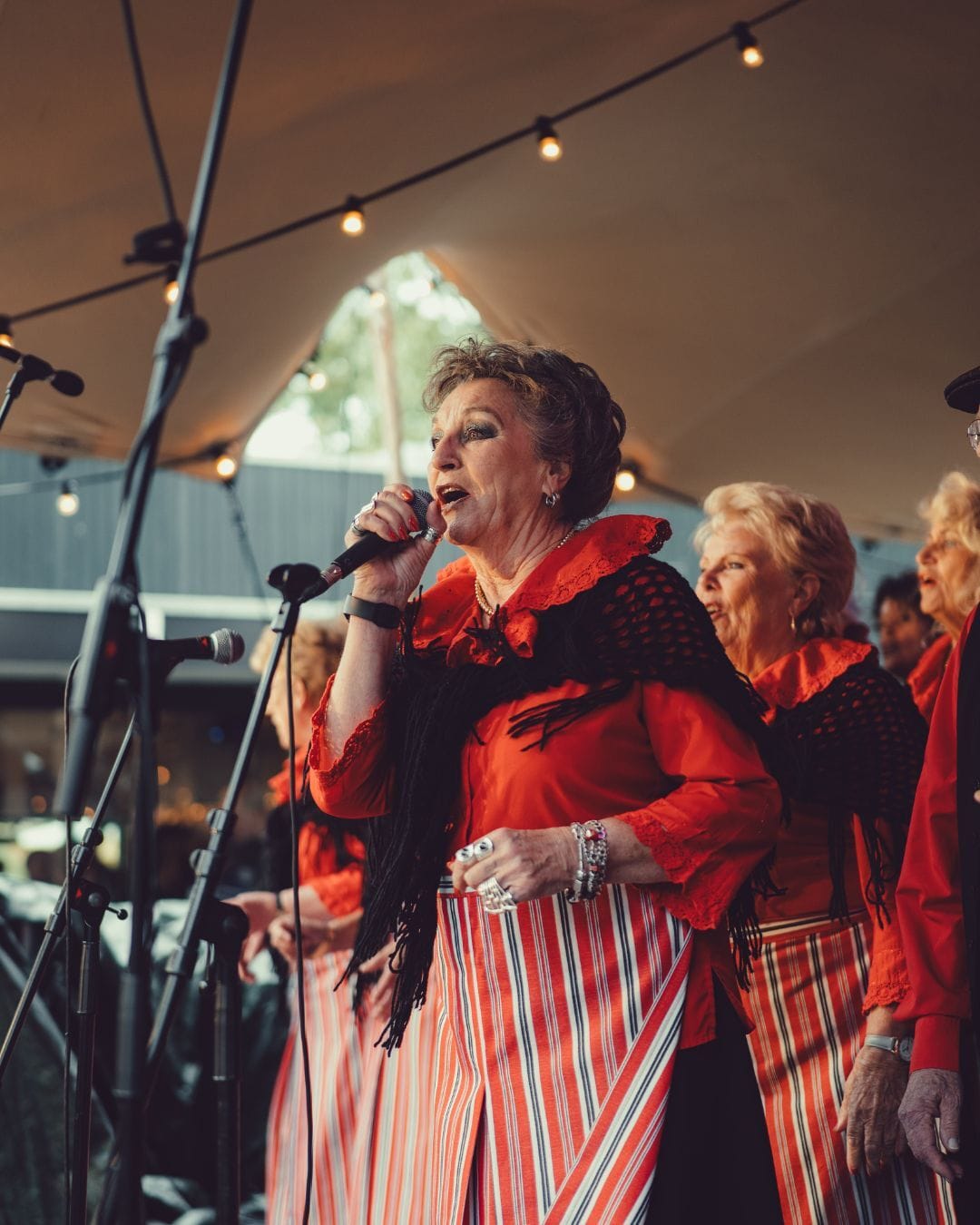 Het Amsterdamse Feest onder de Molen optreden van Het Zwanenkoor