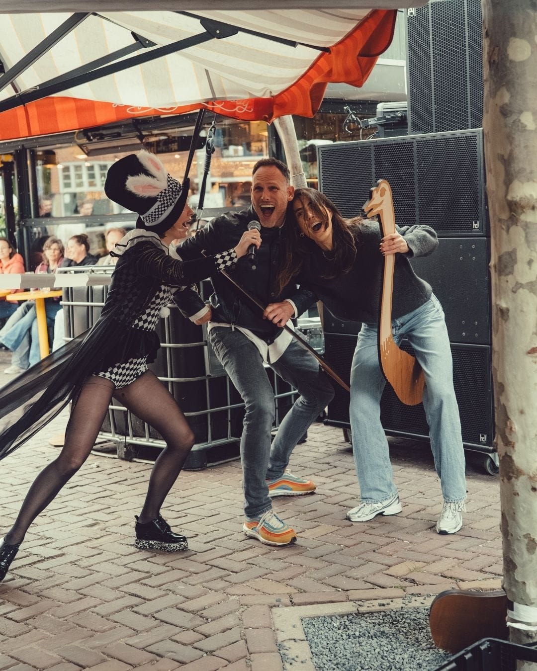 Het Amsterdamse Feest onder de Molen struisvogel rijden