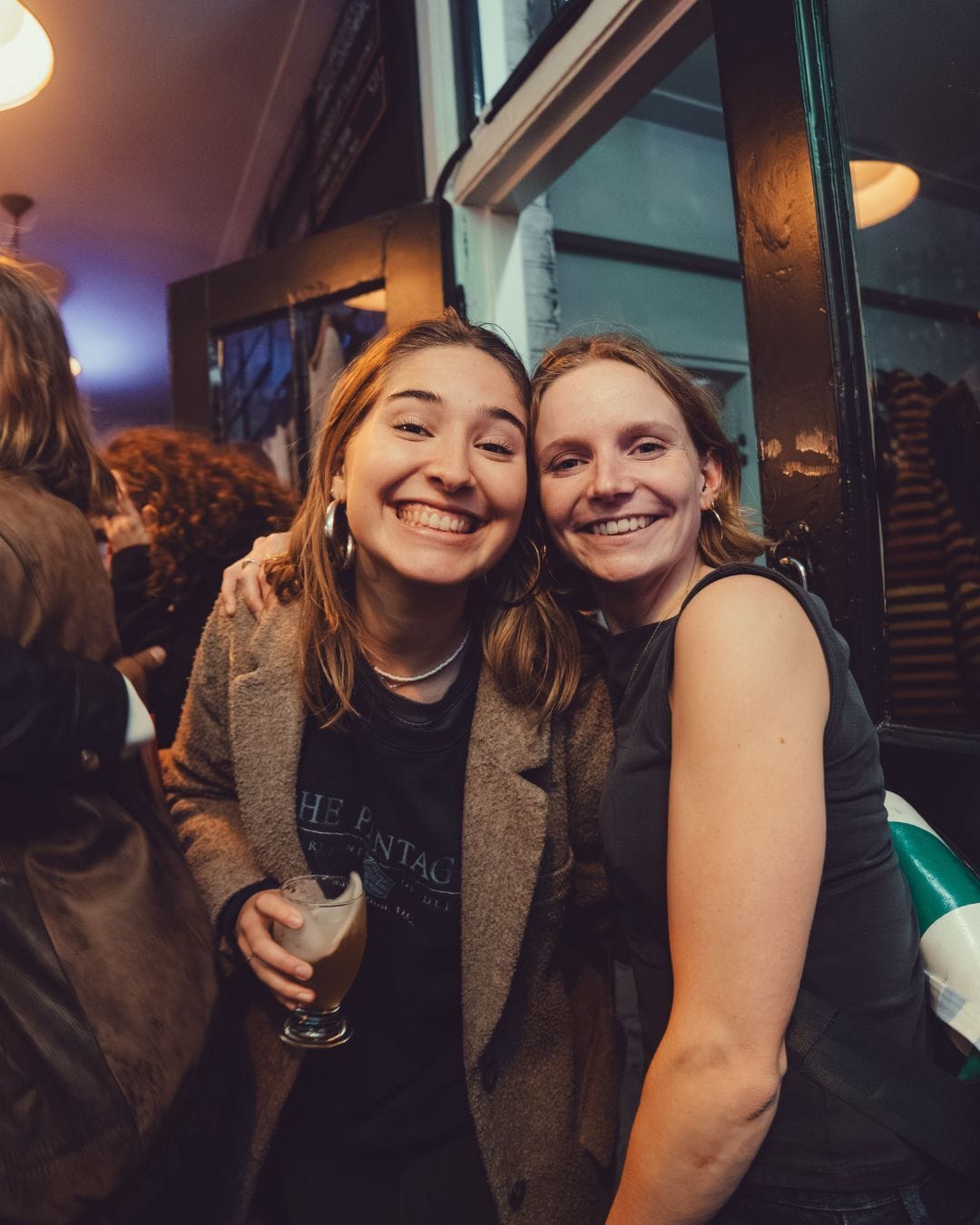 Het Amsterdamse Feest onder de Molen twee meiden
