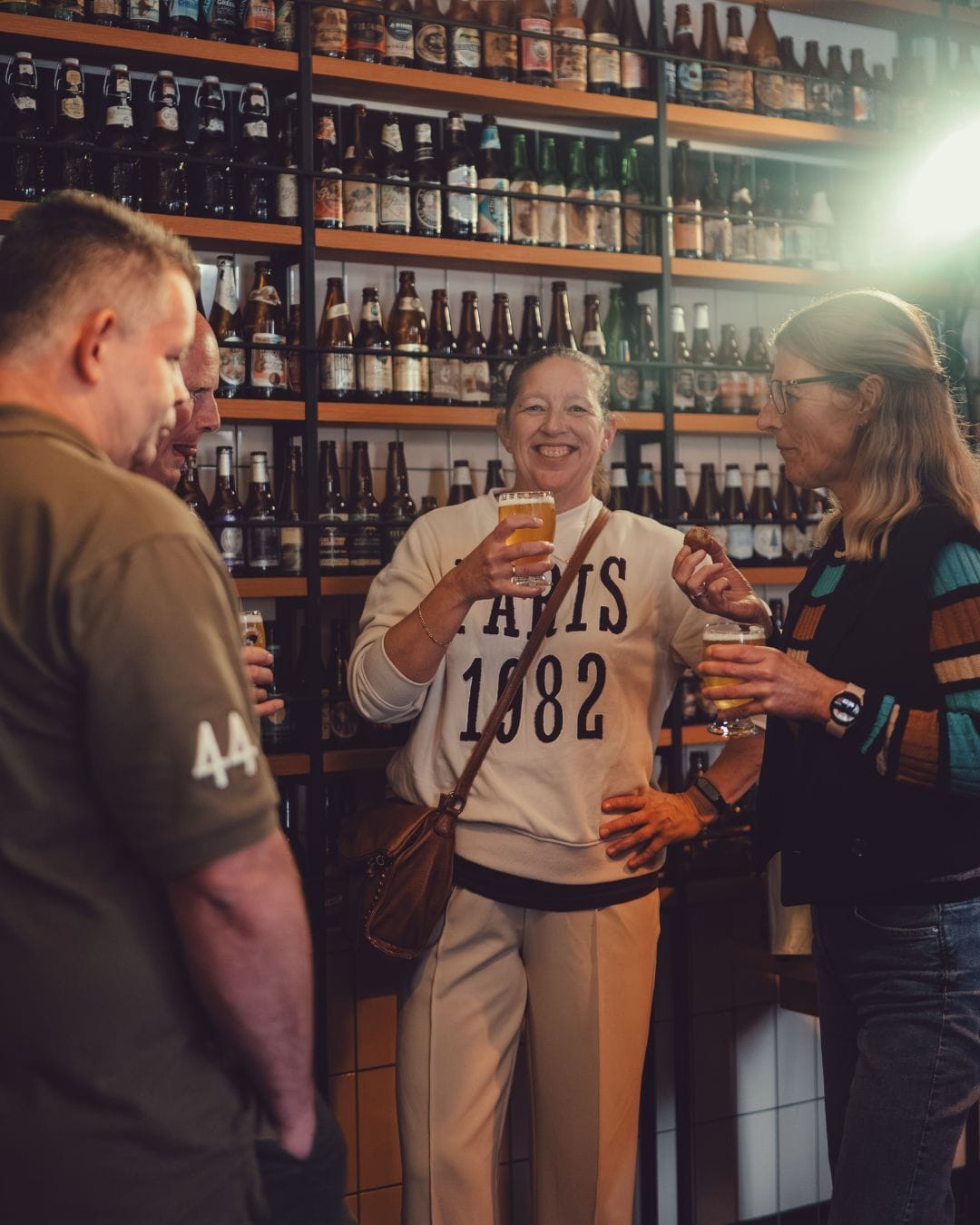 Het Amsterdamse Feest onder de Molen vrouw met bier in de hand