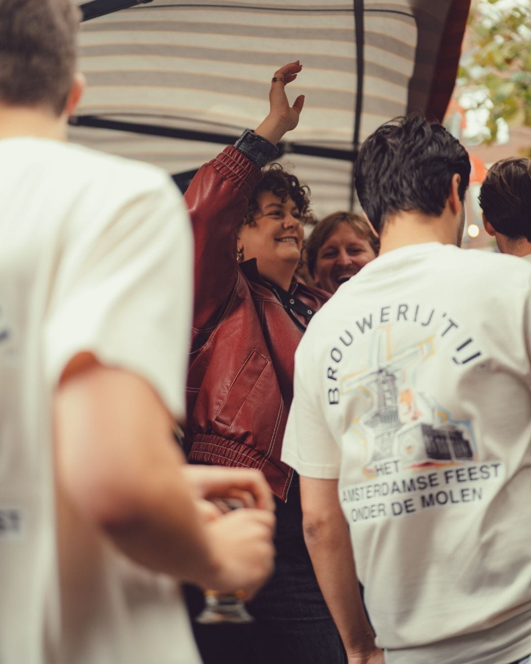 Het Amsterdamse Feest onder de Molen vrouw met hand omhoog