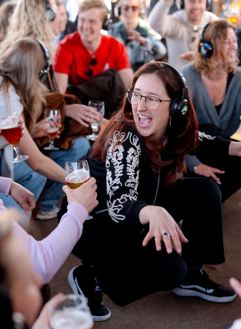 Eggshibition Brouwerij t IJ Silent disco 1 vrouw