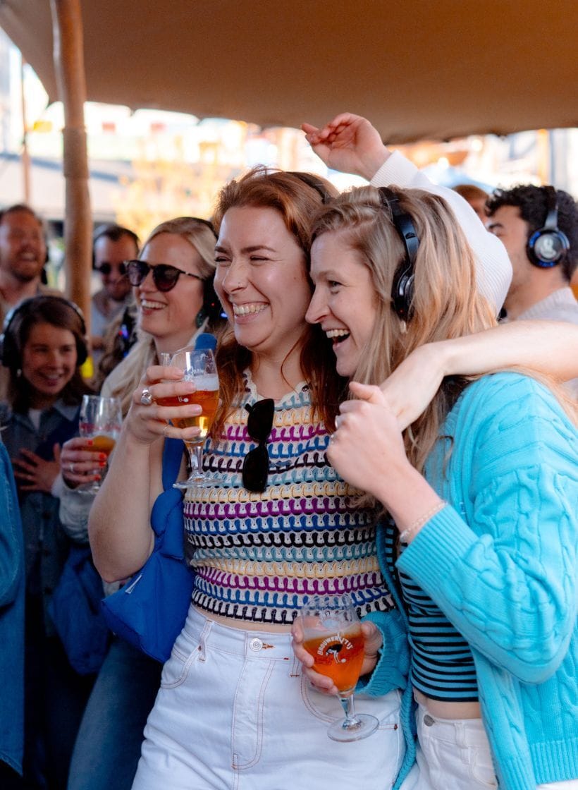 Eggshibition Brouwerij t IJ Silent disco 2 vrouwen