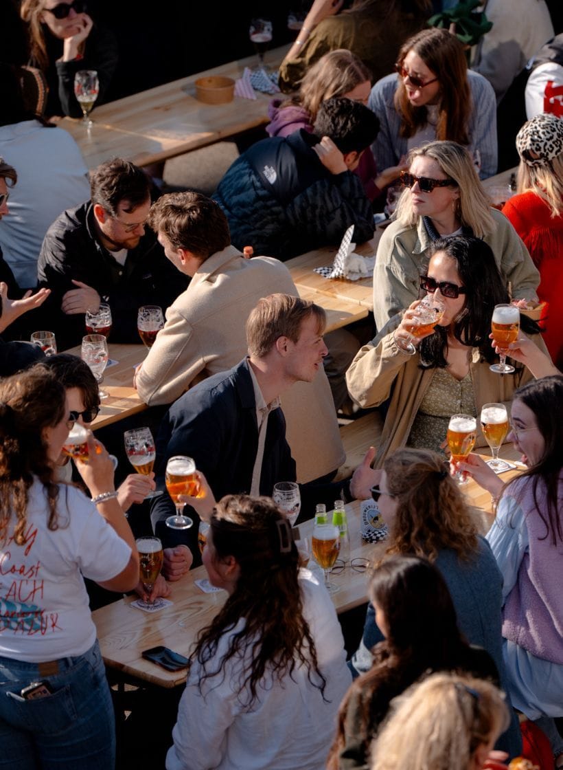 Eggshitbition Brouwerij t IJ Mensen bierbanken