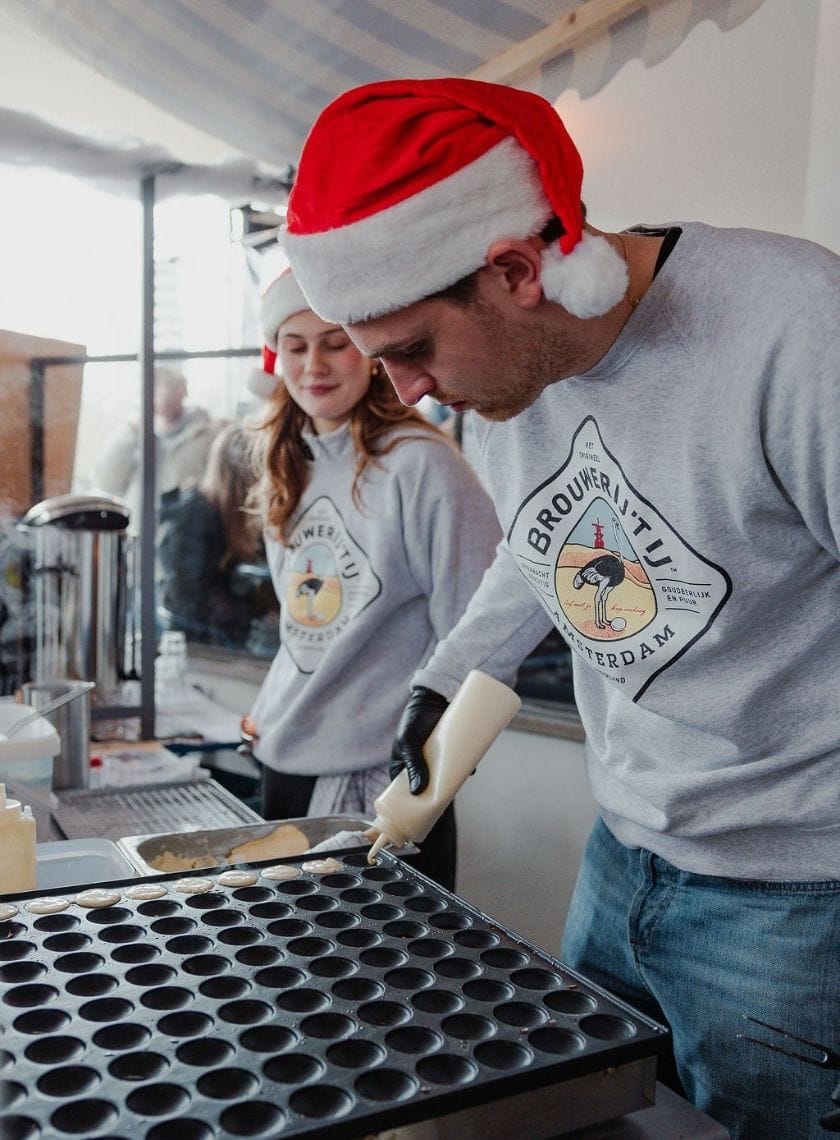 Blauwe Theehuis Poffertjes zondag personeel maakt poffertjes