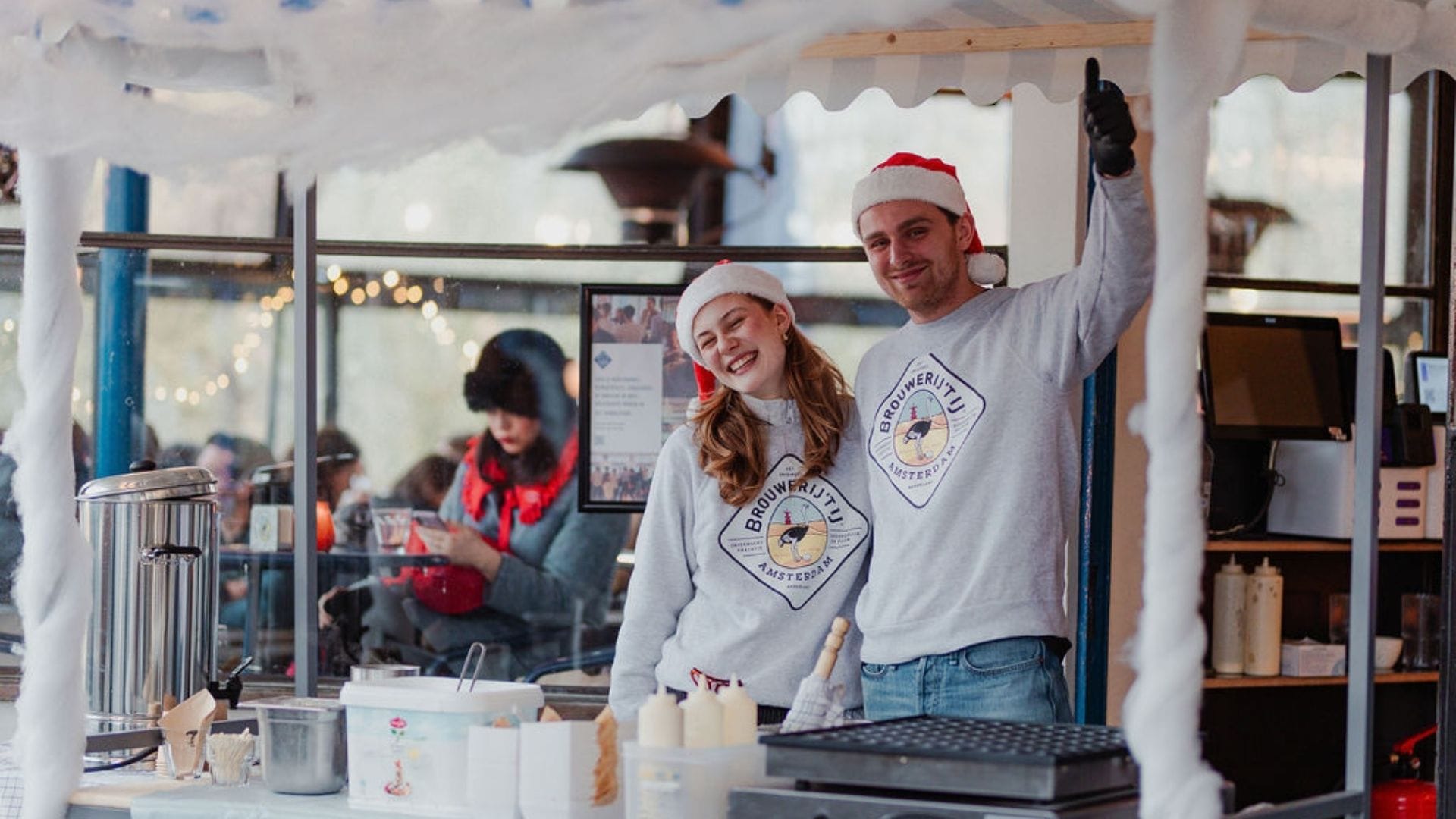 Blauwe Theehuis poffertjes zondag personeel achter kraampje buiten