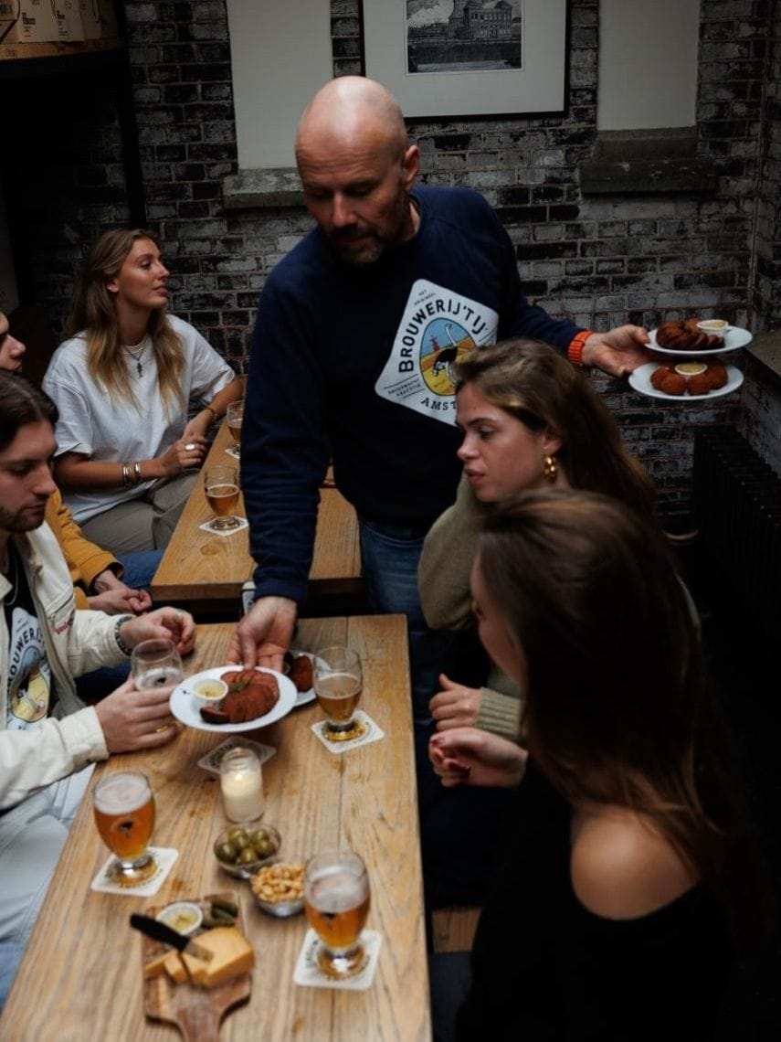 Brouwerij t IJ bier uitdelen