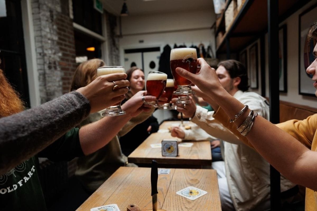 Brouwerij t IJ proosten proefglaasjes