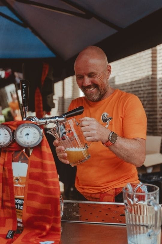 Brouwerij t IJ WK bier tappen