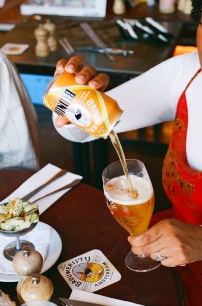 Brouwerij t IJ Blondie inschenken