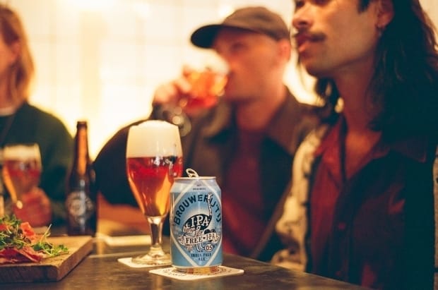 Brouwerij t IJ Free IPA op tafel