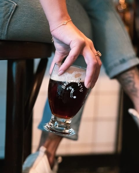 Brouwerij t IJ I Jbok in hand