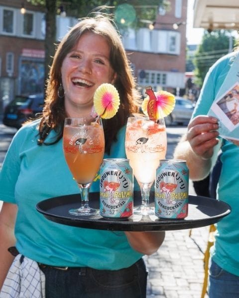 Brouwerij t IJ Panja Paloma serveerster met dienblad