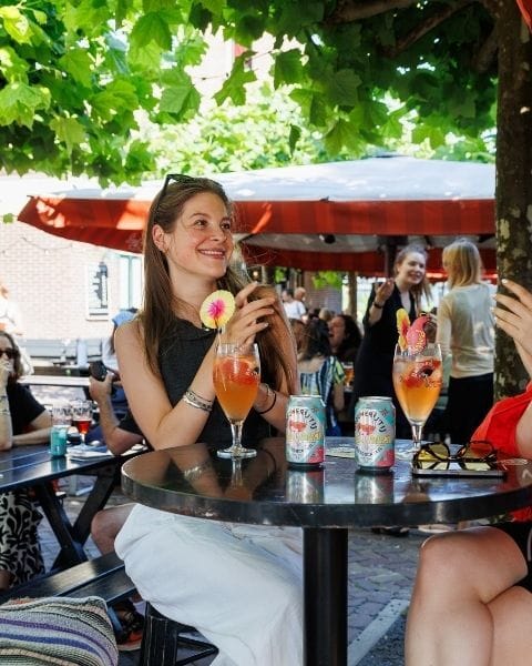 Brouwerij t IJ Panja Paloma statafel op terras