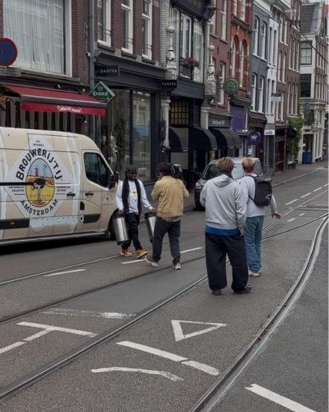 Dansend voor de bus van 't IJ