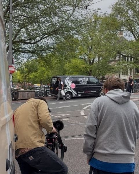 Dansend voor de bus van Eeuwige Jeugd