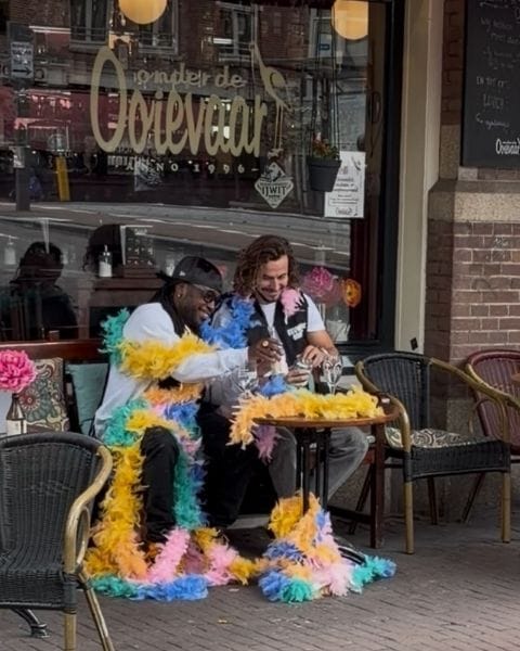 Op het terras met boa's om klinken