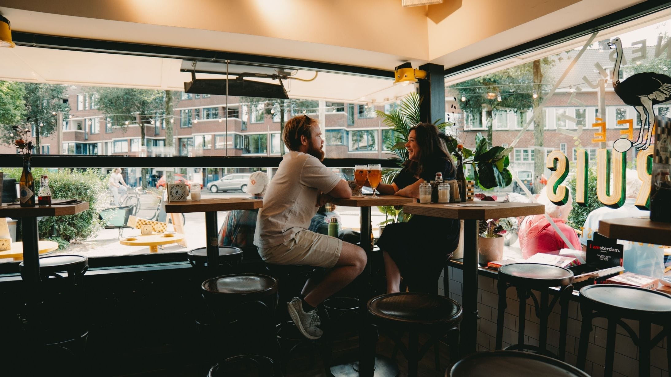 Cafe Struis binnen bij het raam