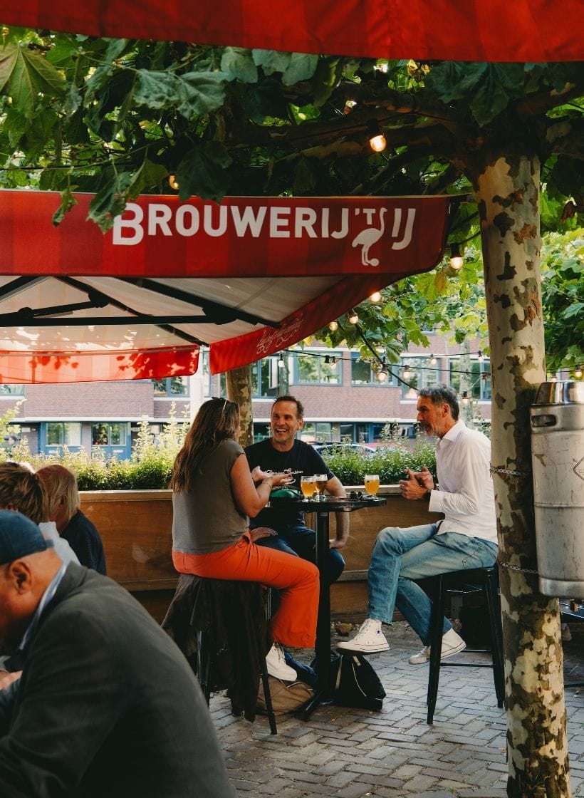 Proeflokaal de Molen buiten onder parasols