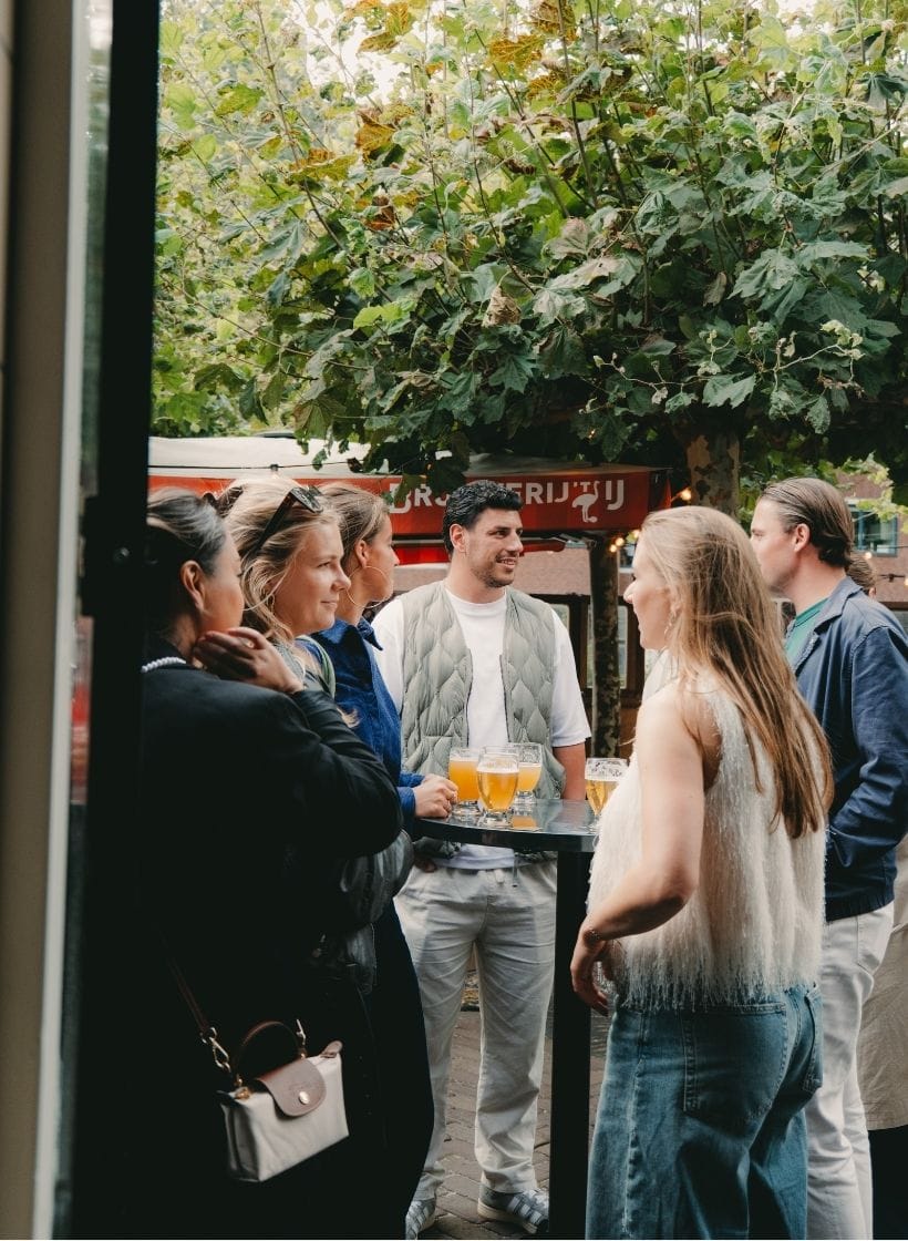 Proeflokaal de Molen groep vrienden staand