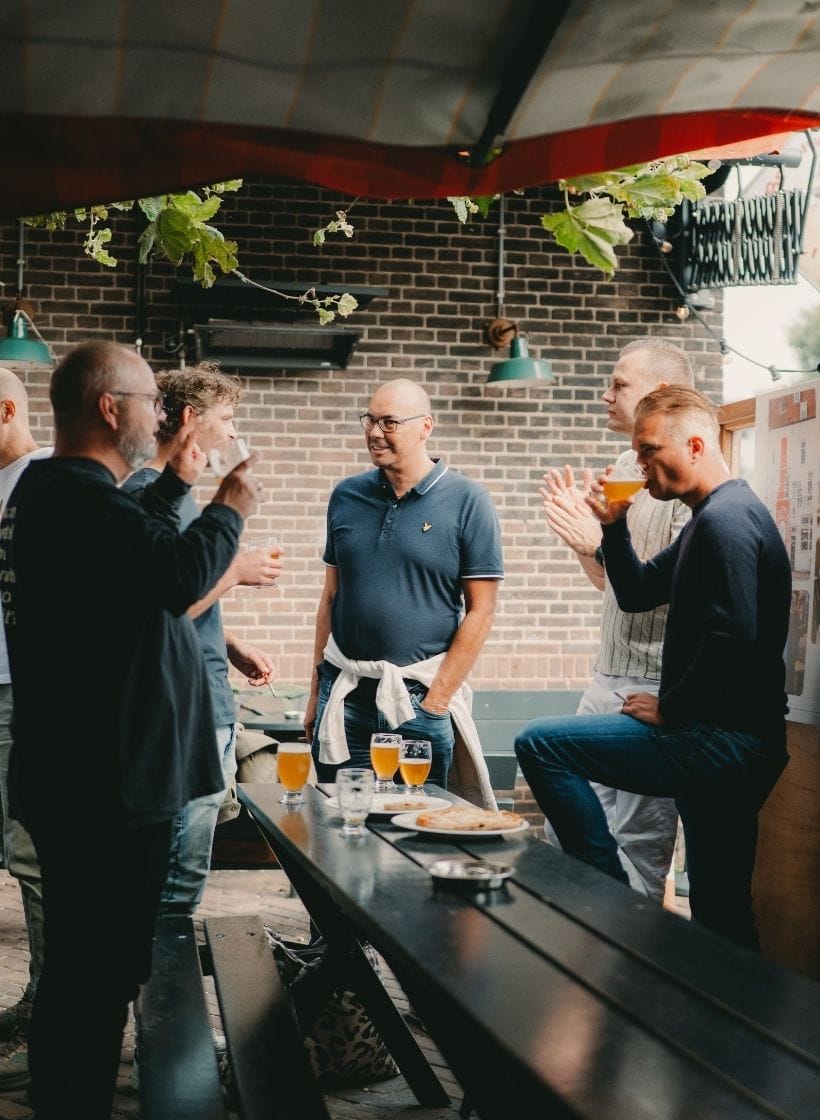 Proeflokaal de Molen groepje mannen aan picknicktafel