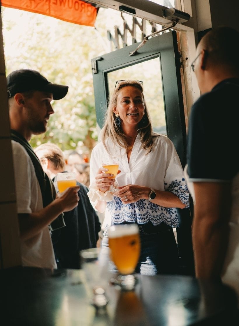 Proeflokaal de Molen in de deuropening