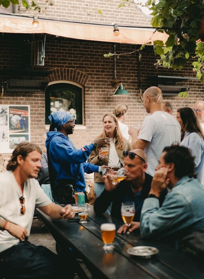 Proeflokaal de Molen mensen aan tafel en staand op het terras
