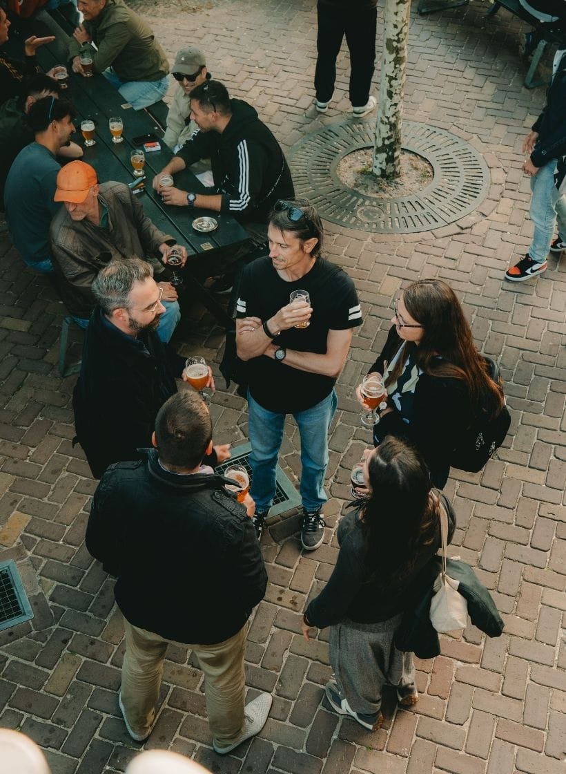 Proeflokaal de Molen mensen op het terras
