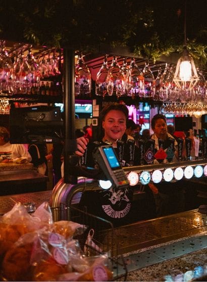 Proeflokaal de Molen personeel achter bar