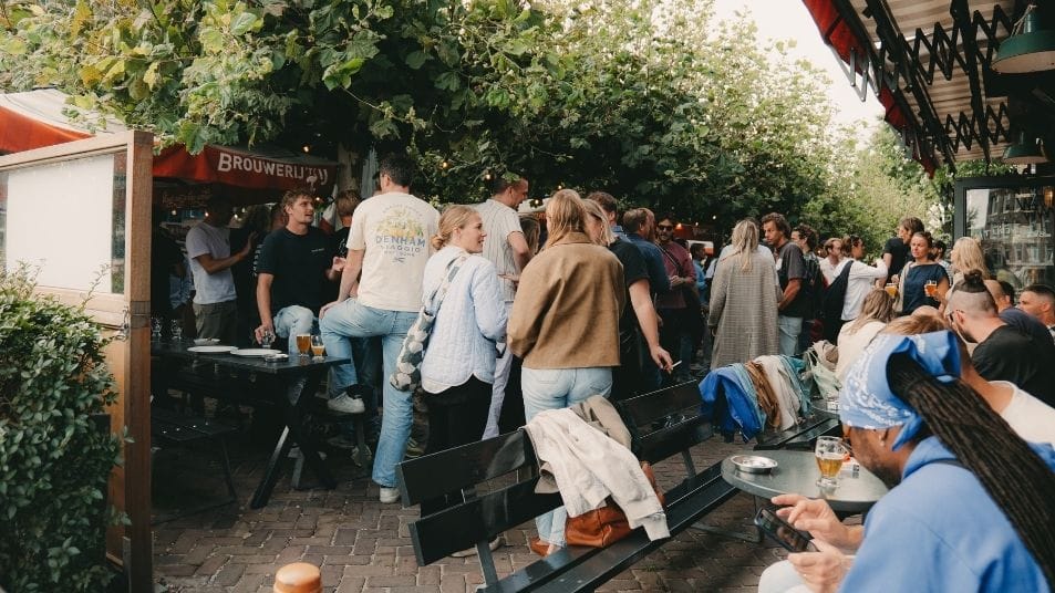 Proeflokaal de Molen vol terras voorkant