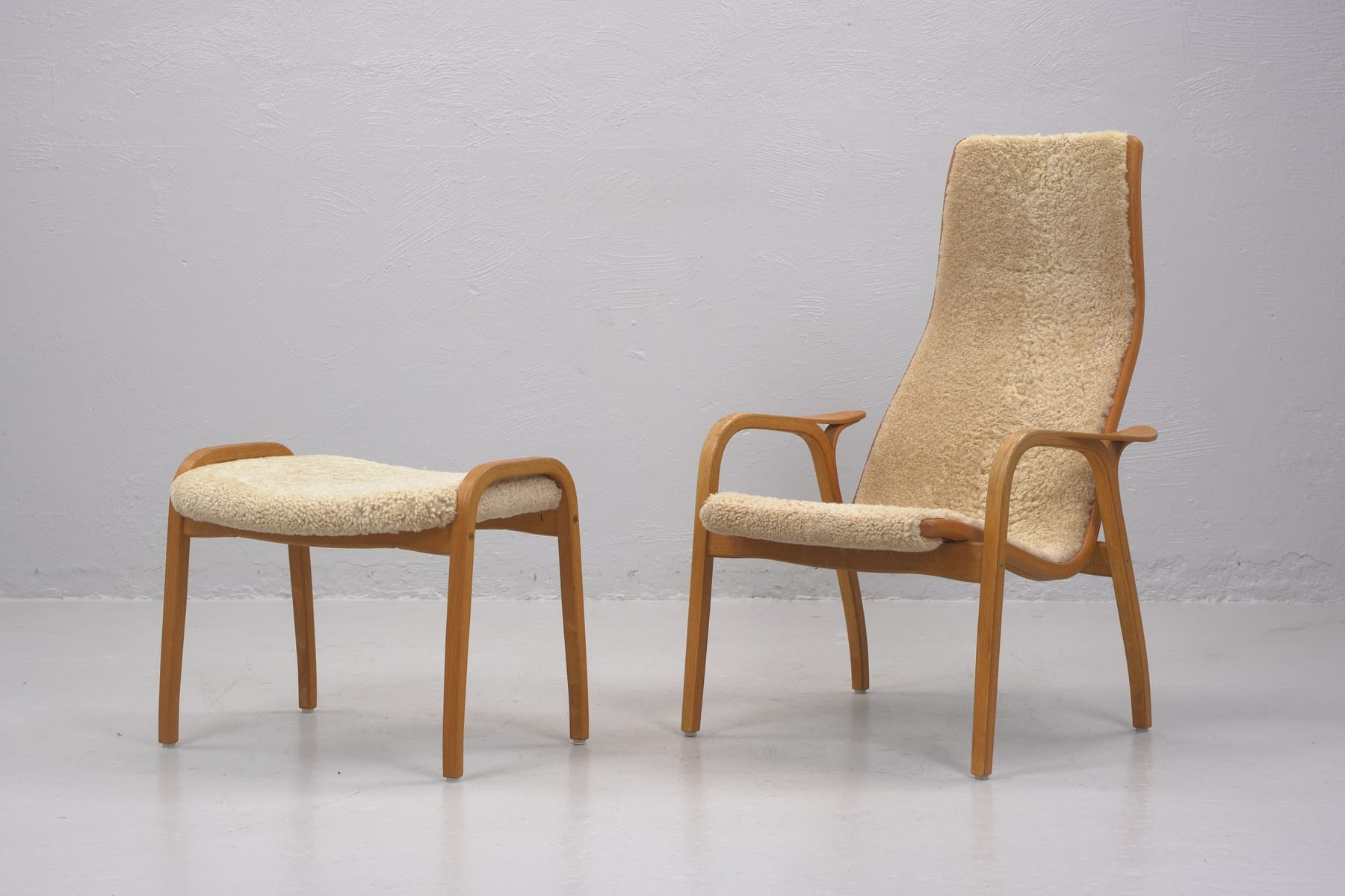 YNGVE EKSTRÖM (1913-1988), fåtölj samt fotpall, 