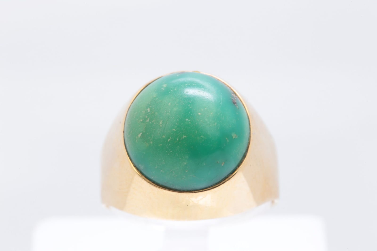 RING med cabochonslipad grön sten, guld, 18 k, ca 5,20 g, Svedboms Guldsmeds AB, Vetlanda, 1970