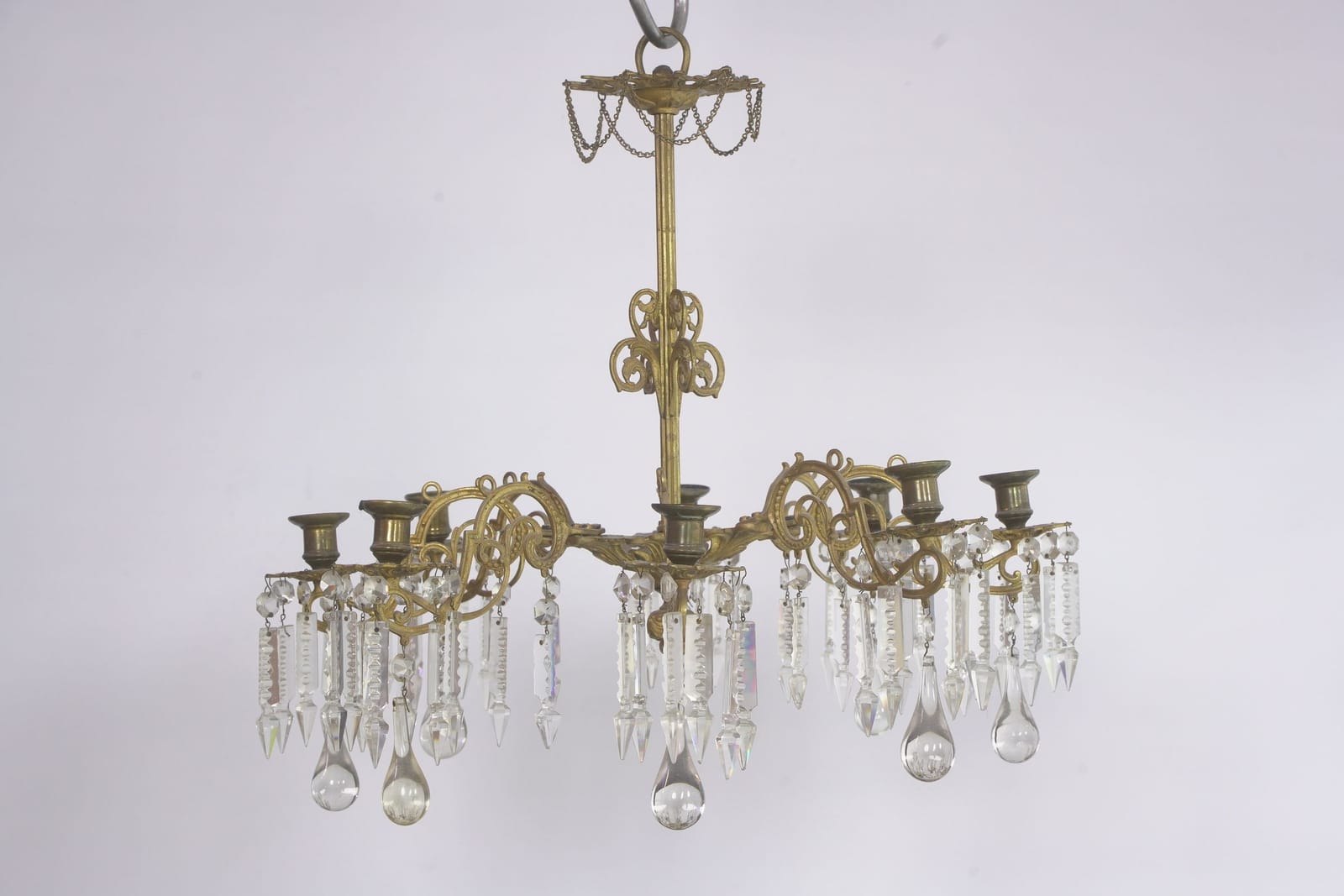 LJUSKRONA för 8 ljus, mässing, behängdmed prismor, omkring år 1900