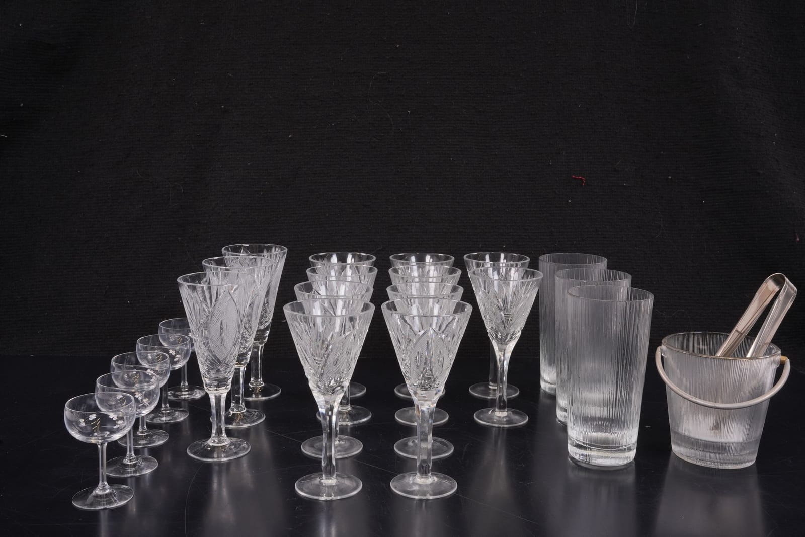 GLASSERVISDELAR, 14+5+3 delar, samt ishink, bl.a. Gullaskruf