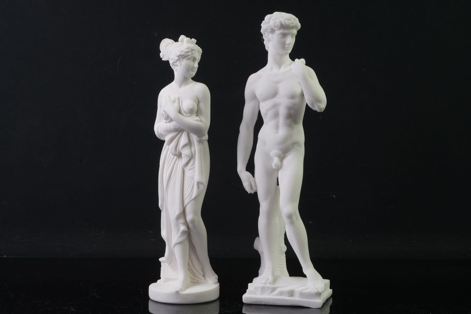 FIGURINER, 2 st, gjuten massa, Italien, samtida