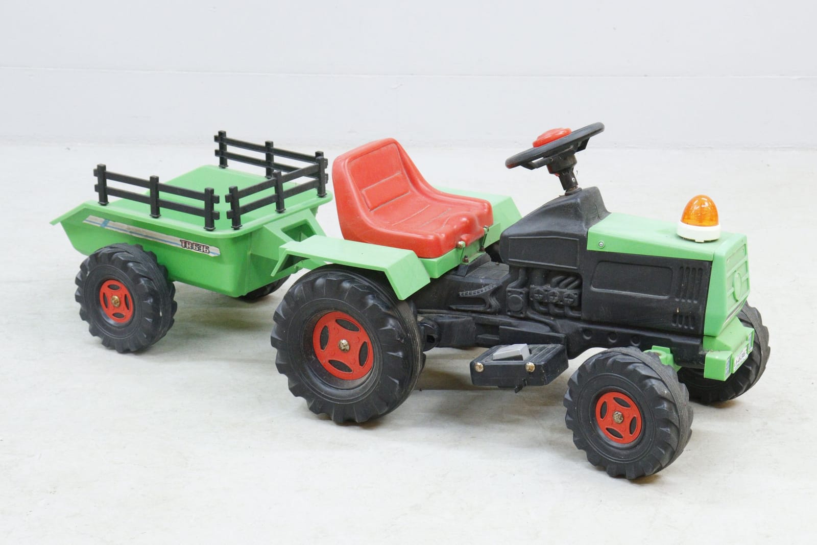 Traktor med släp, batteridriven