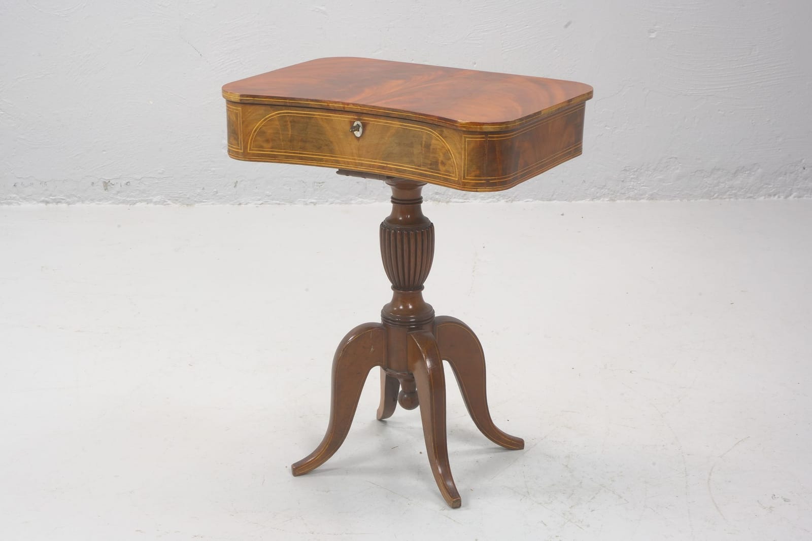 SYBORD, mahogny med intarsia, Karl Johan-stil, omkring år 1900