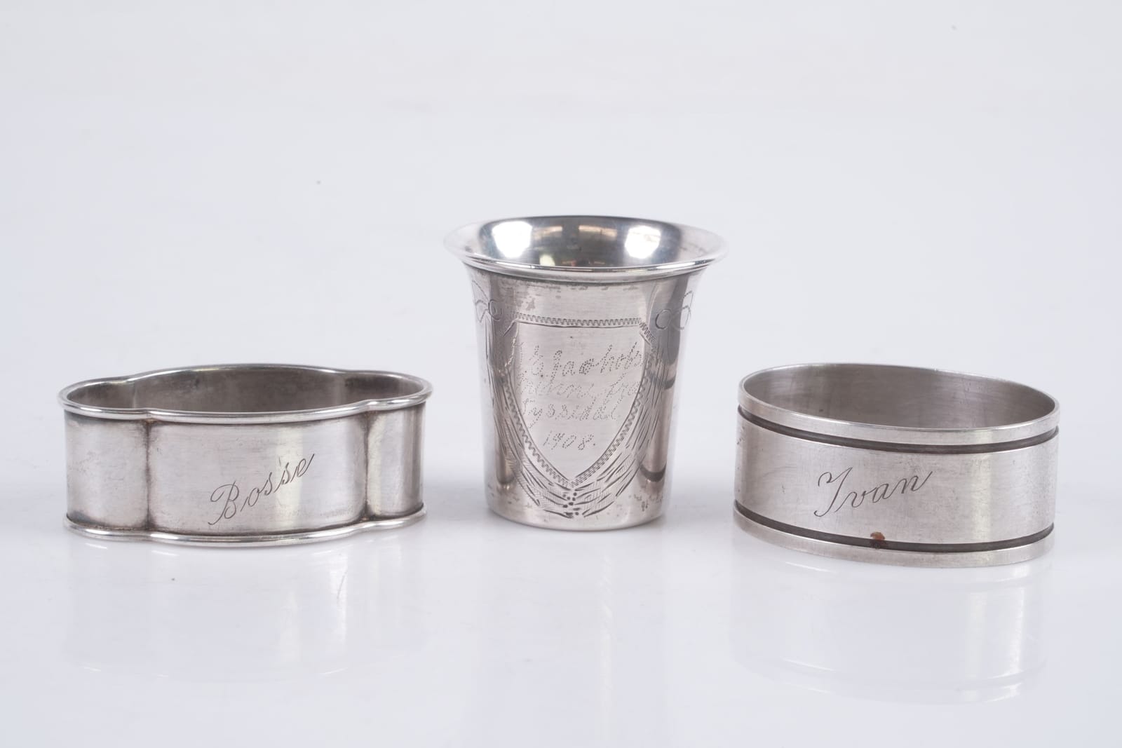 BÄGARE, samt SERVETTRINGAR, 2 st, silver, ca 44,80 g