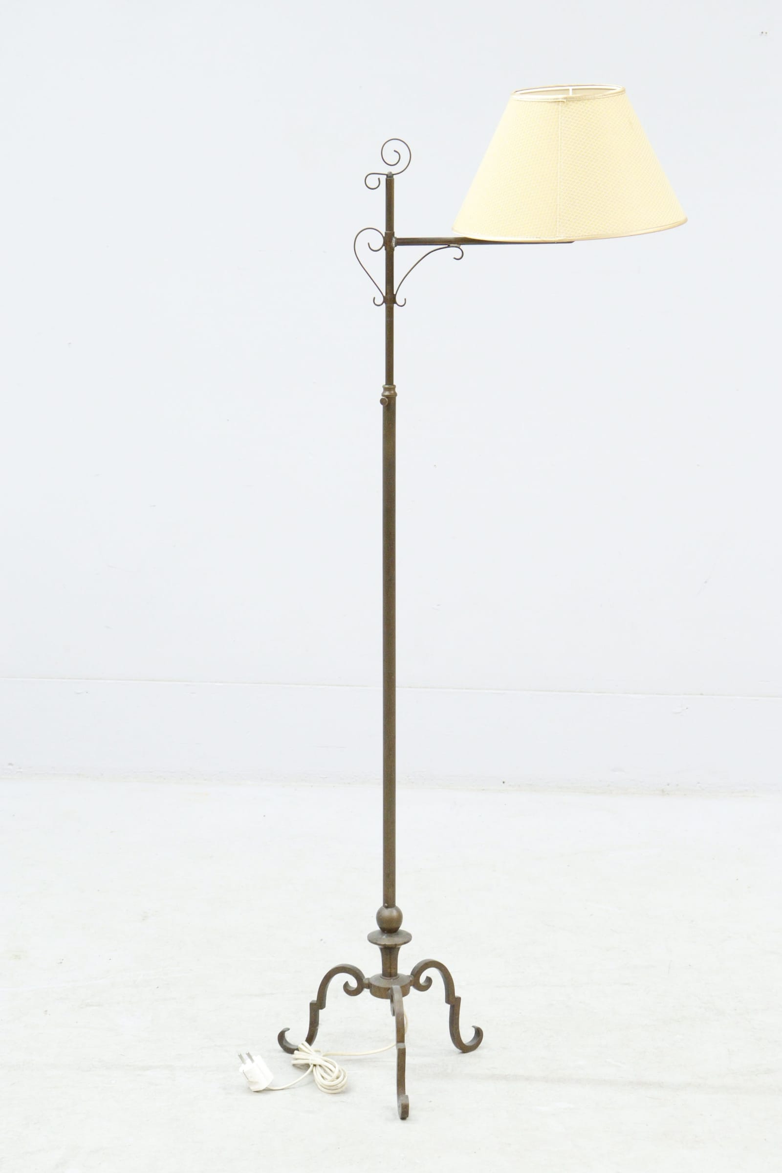 Golvlampa, metall, höj- och sänkbar