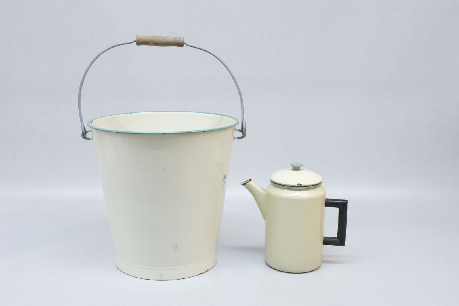 Hink och kaffekanna, emaljerat, bal Kockums