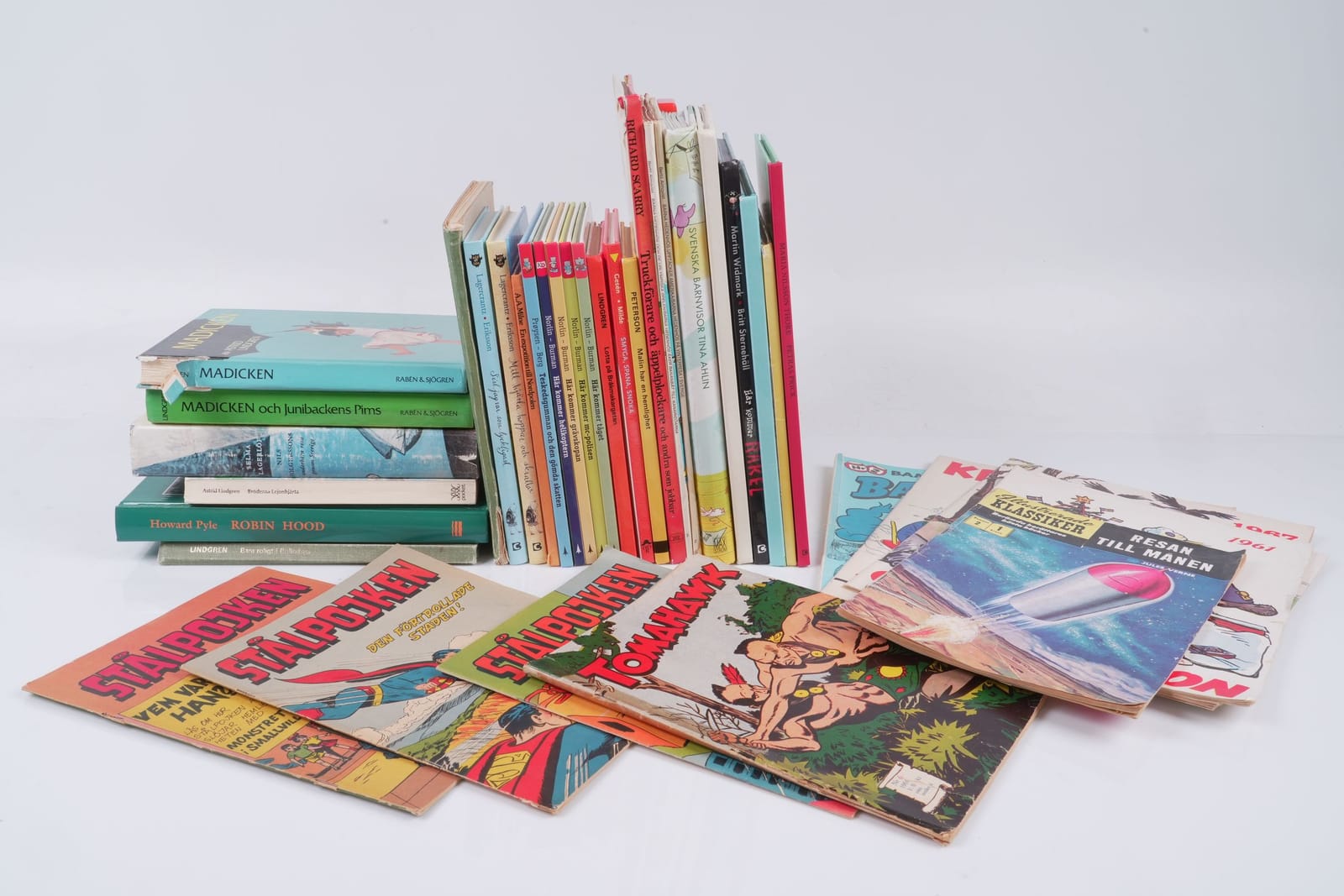 PARTI med barnböcker och serietidningar, bl.a. Astrid Lindgren, Selma Lagerlöf