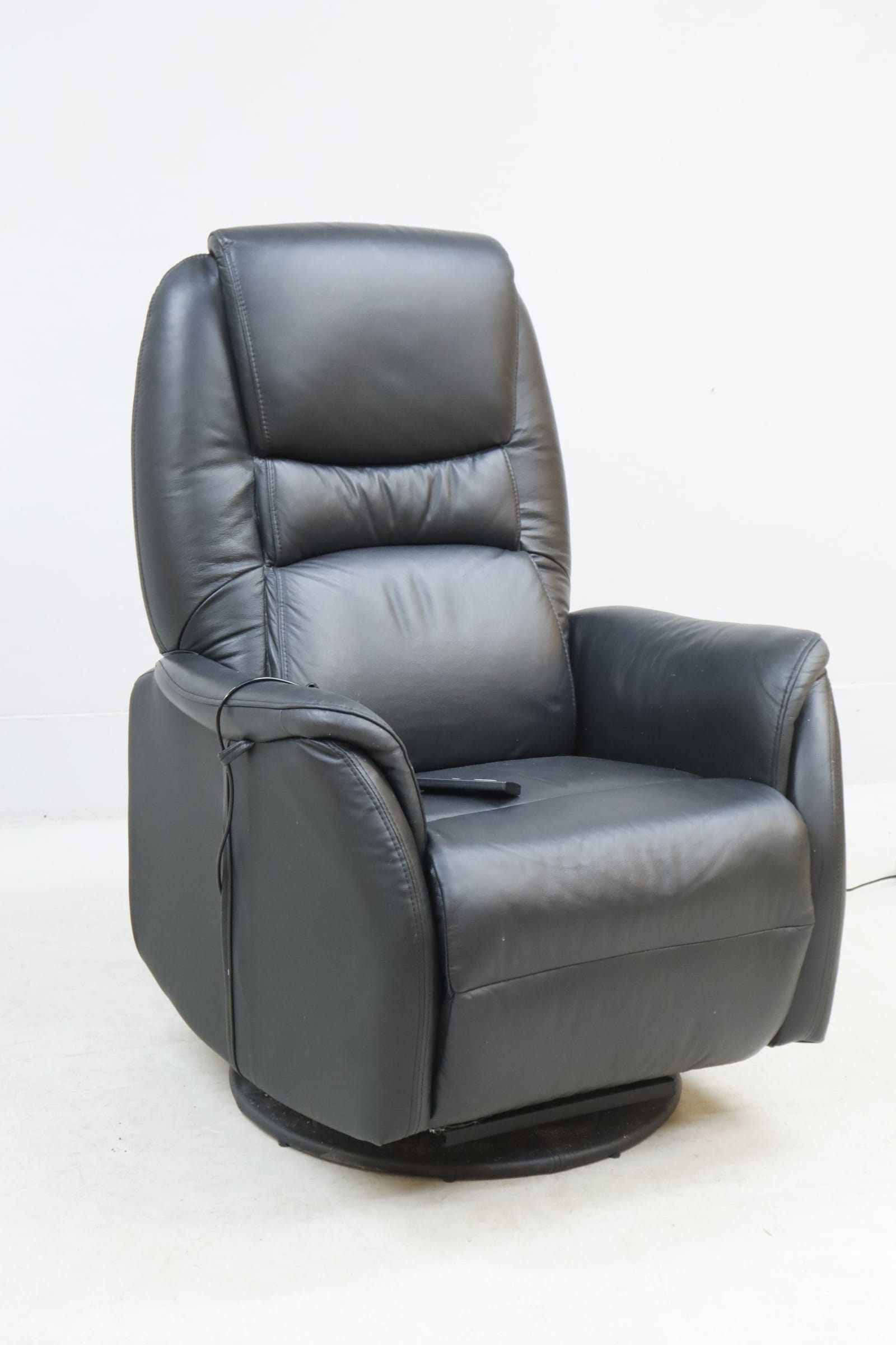 Fåtölj, recliner med seat up-funktion, svart skinn, eldriven, snurrbar