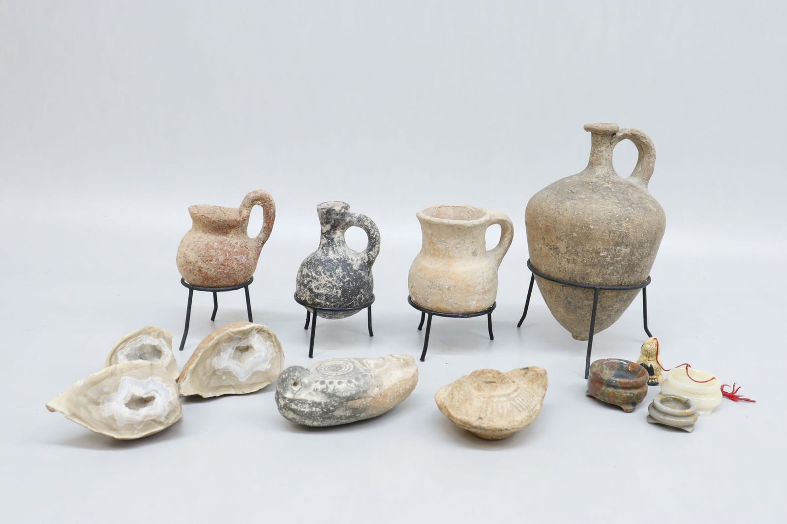 Samling lergods, sten, oljelampor, krus  mm