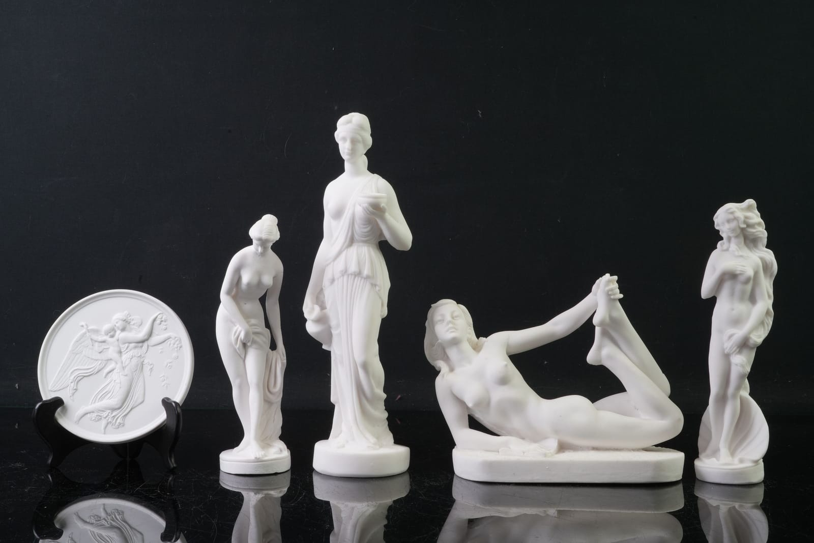 FIGURINER, 4 st, samt RELIEF, gjuten massa, samtida