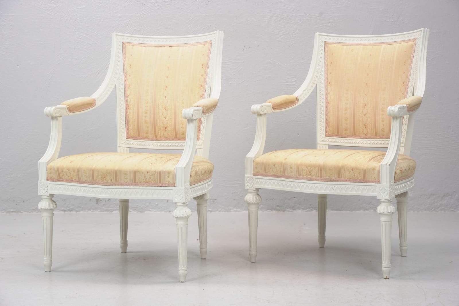 KARMSTOLAR, ett par, gustaviansk stil, 1900-tal