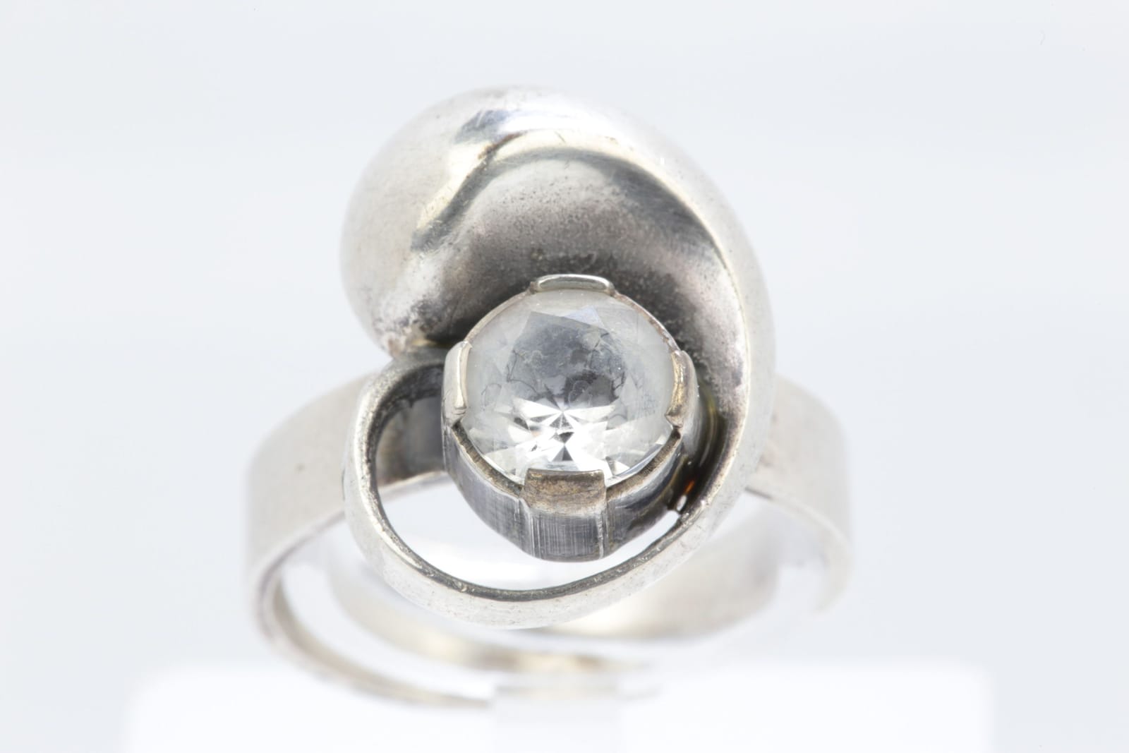 KARL LAINE (1945), ring med bergkristall, silver, Finnfeelings, Åbo, Finland, 1976  KÄNNETECKEN: OVAL RINGSKENA