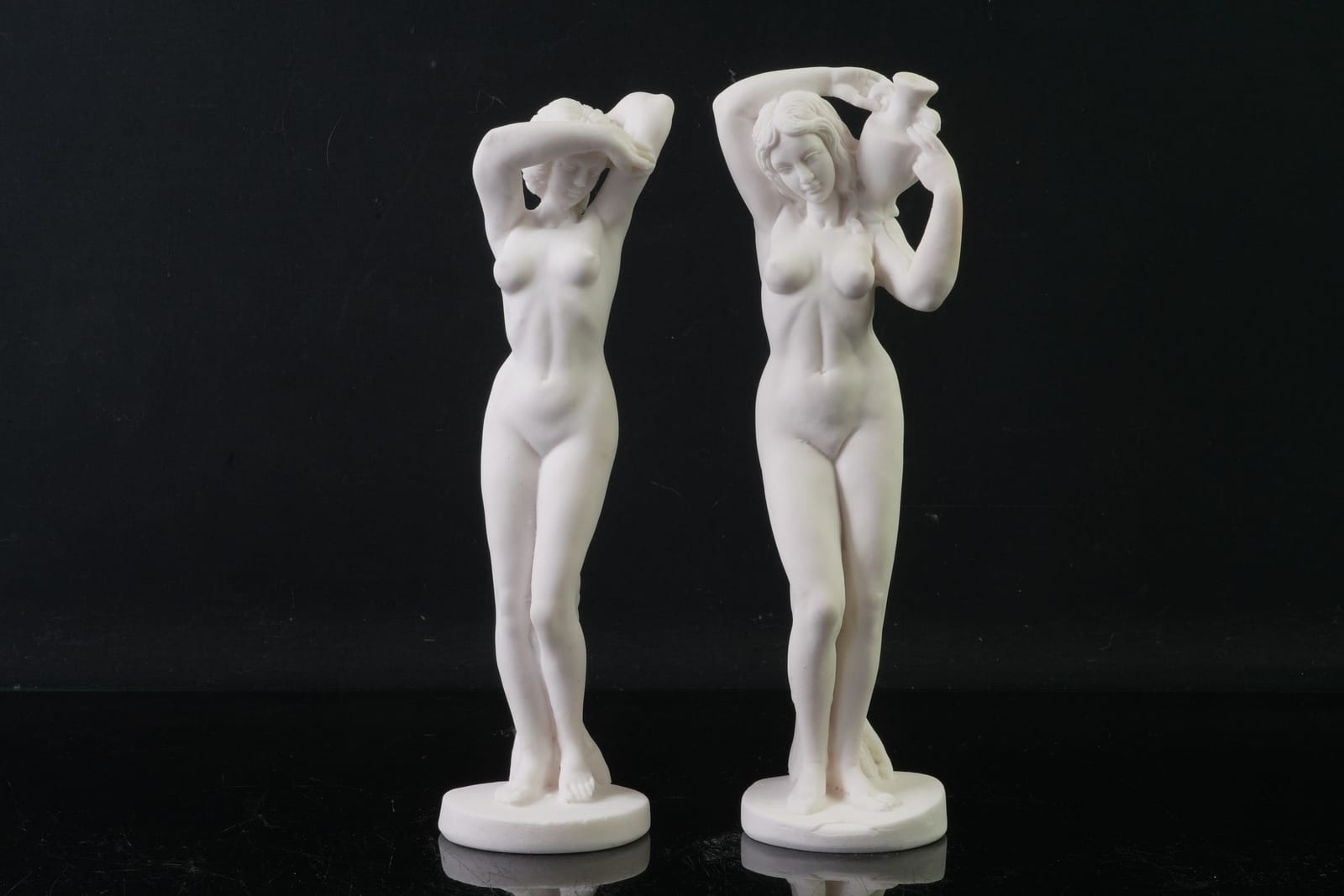 FIGURINER, 2 st, gjuten massa, Italien, samtida