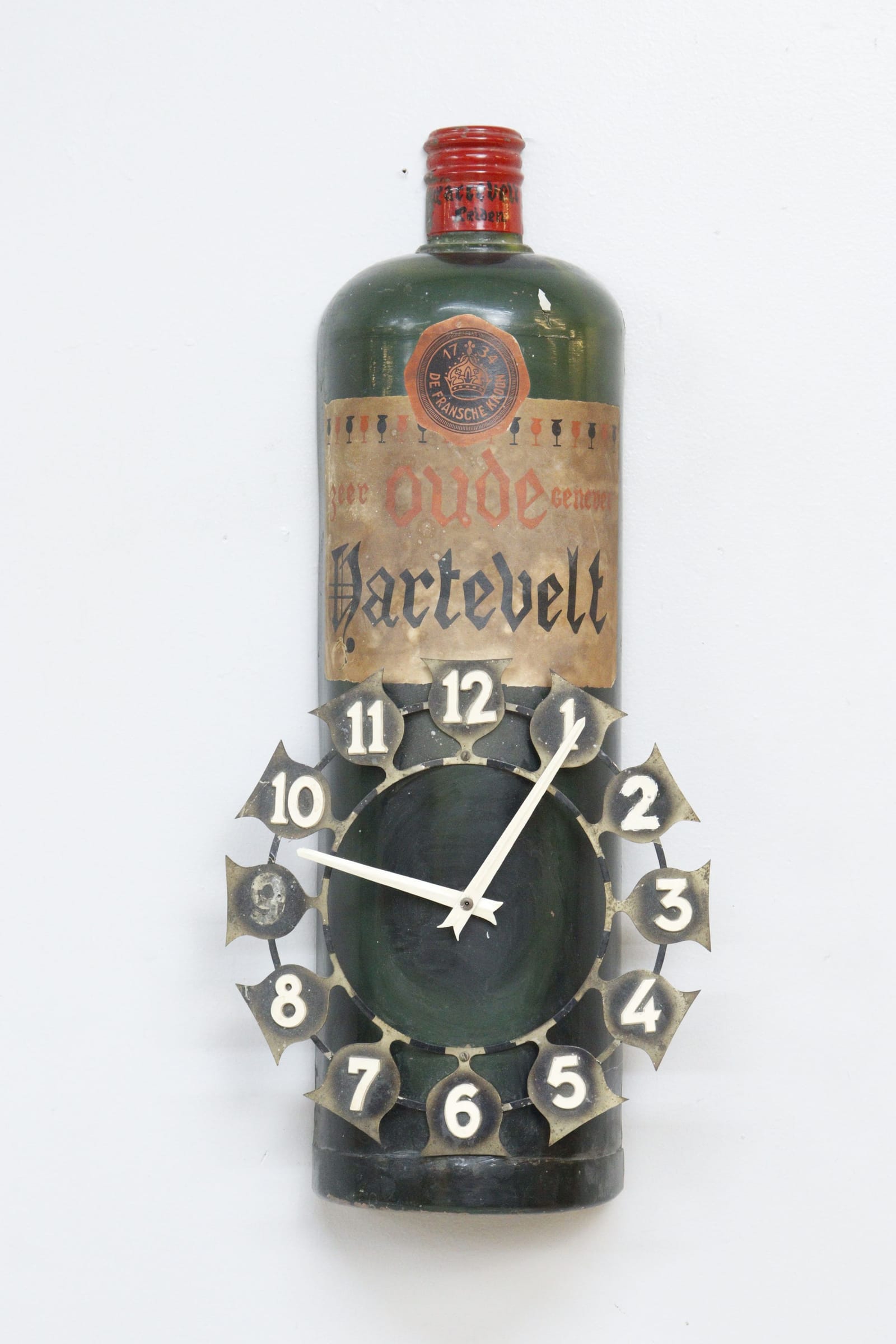 Väggur i form av Hartevelt Genever-flska, metall, batteridrivet
