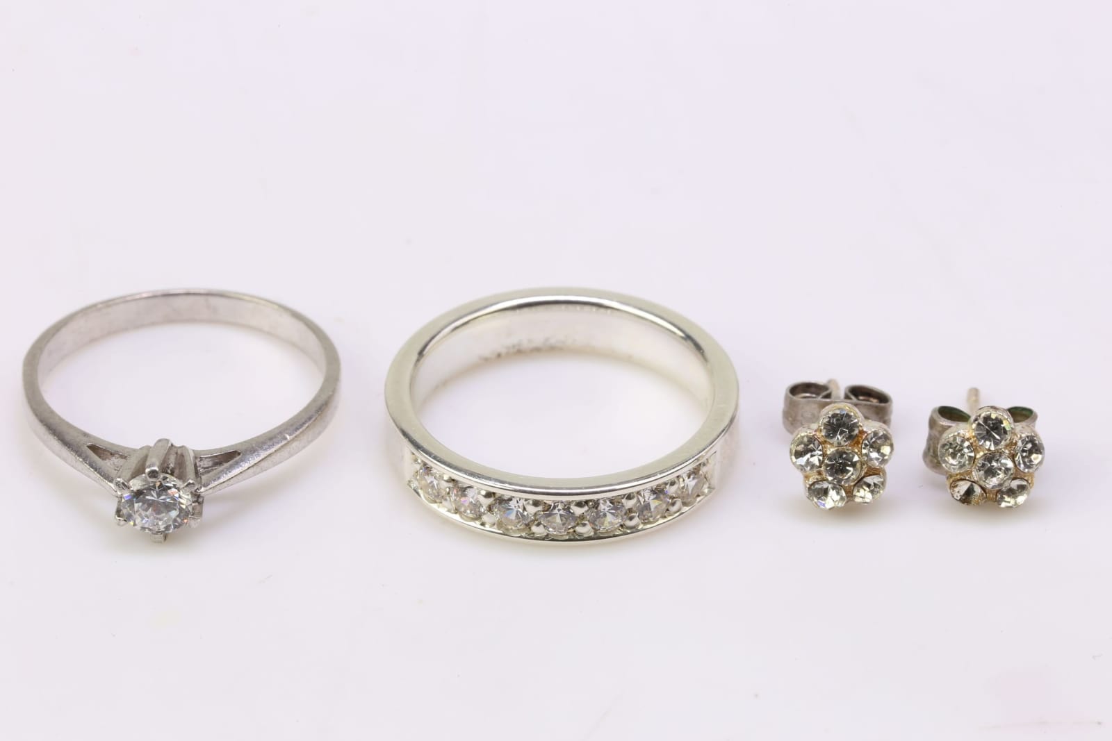 RINGAR, 2 st, samt ÖRHÄNGEN, ett par, med vita stenar, silver